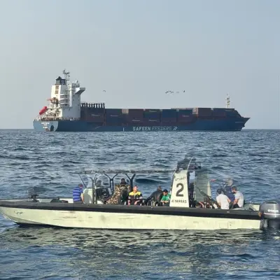 سفينة شحن تحمل علم مالطا تتعرض لقصف بصاروخين قرب مضيق هرمز