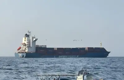 البحرية العمانية تنقذ طاقم سفينة مالطية تعرضت للقصف قرب مضيق هرمز