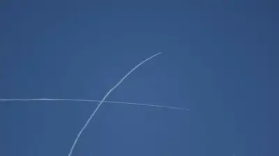 ستة مصابين بحطام طائرة مسيرة في أبوظبي بعد اعتراض الدفاعات الجوية