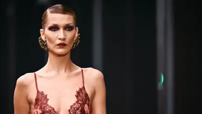 ثنائية اللانجري والتوكسيدو تهيمن على عرض سان لوران بباريس بقيادة بيلا حديد