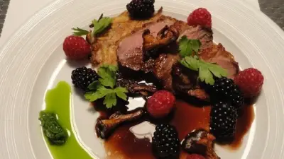 صدر البط مع التوت: رحلة فاخرة بين القرمشة الفرنسية ونضارة الفاكهة