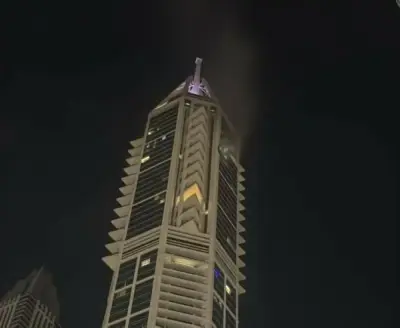 حطام اعتراض صاروخي يصيب برجًا في دبي مارينا دون إصابات