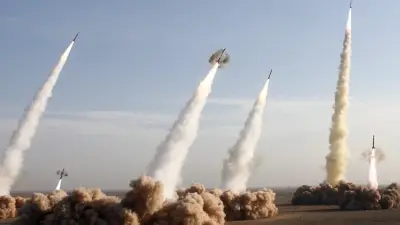 الحرس الثوري الإيراني يشن هجوماً واسعاً على قواعد أمريكية وإسرائيلية بصواريخ فائقة القوة