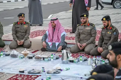 نائب أمير حائل يشارك رجال الأمن إفطارهم ويدشن المسيرة الأمنية في يوم العلم
