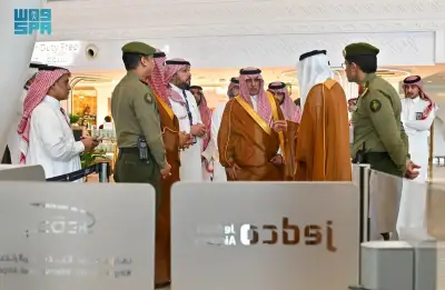 رئيس الهيئة السعودية للبيانات والذكاء الاصطناعي يتفقد الأجهزة الرقمية والبوابات الإلكترونية في مطار جدة