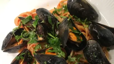 طبق السباغيتي مع بلح البحر: جوهرة بحرية متوسطية تجمع بين البساطة والأناقة