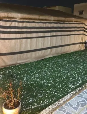 أمطار غزيرة وبرد كثيف يرسمان مشهداً شتوياً في رفحاء