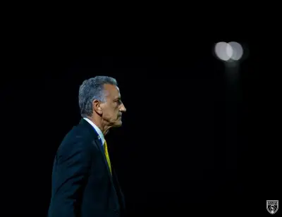 غوميز يثير الجدل حول التحكيم الأجنبي قبل مواجهة الهلال: تساؤلات حول الشفافية والكفاءة