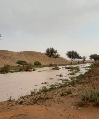 أمطار غزيرة على الرياض تسيل وادي الطوقي وتغمر شعاب العرمة وتستقطب المتنزهين