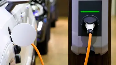 ارتفاع أسعار الوقود يدفع نحو السيارات الكهربائية: هل تنتهي أسطورة البنزين الرخيص؟