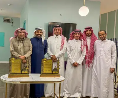 منسوبو مكتب عكاظ بالمدينة المنورة يكرمون المشرفين السابقين النجراني والمغامسي