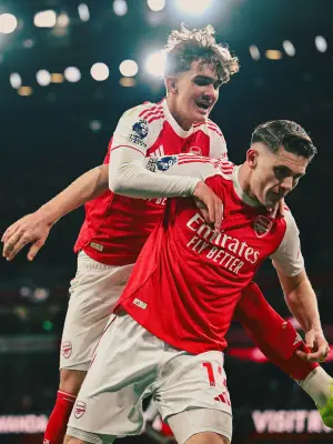 آرسنال يهزم إيفرتون ويقترب من لقب الدوري الإنجليزي الممتاز في مباراة مثيرة