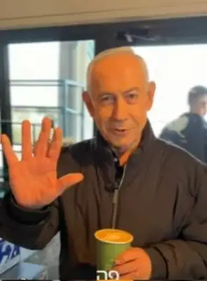 بفنجان قهوة وعدّ الأصابع.. نتنياهو يظهر في مقهى لتفنيد شائعات مقتله