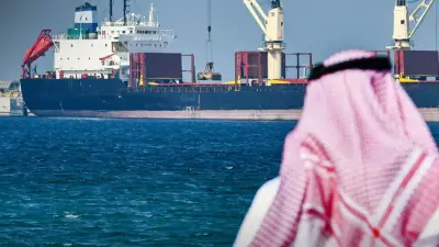 تضاعف نشاط تحميل النفط في ميناء ينبع السعودي تمهيداً للنقل البري إلى الخليج