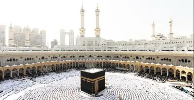 وزير الحج والعمرة يعقد لقاءً دورياً مع شركات العمرة لتعزيز خدمات ضيوف الرحمن