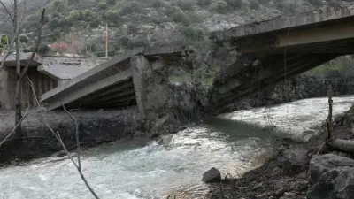 إسرائيل تدمر جسرين جديدين فوق الليطاني وتوجه رسالة للحكومة اللبنانية