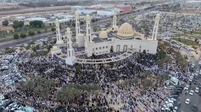 لقطات جوية تبرز جمال جامع الوالدين في تبوك وأجواء آمنة خلال صلاة عيد الفطر