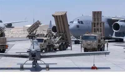 الإمارات تعلن تعامل دفاعاتها الجوية مع صواريخ إيرانية وأسراب مسيرات