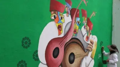 أصيلة بين ذاكرة الفن المنظم وفوضى الرسم العشوائي على الجدران