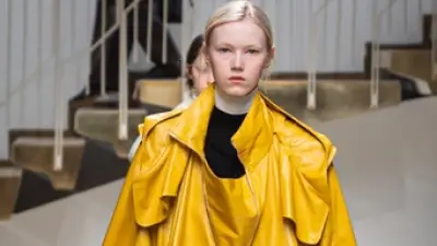 البونشو يعود إلى منصات العرض كبديل عصري أنيق للمعاطف الكلاسيكية