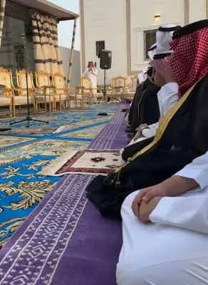 مشهور مواقع التواصل يثير جدلاً بإقامة صلاة العيد في فناء خاص دون تصريح رسمي