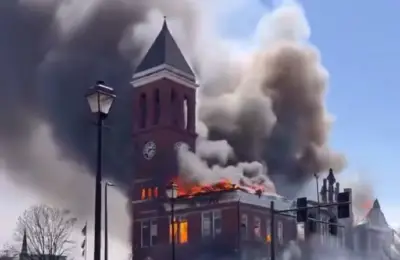 حريق ضخم يلتهم مبنى محكمة في مدينة روم بولاية جورجيا الأمريكية