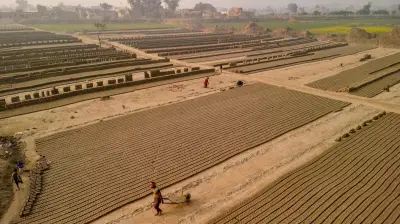 تحقيق صحفي يكشف: عبودية الديون في باكستان تدفع عمال الطوب لبيع كليتهم