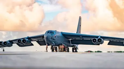 قاذفة نووية أمريكية تطلق نداء استغاثة فوق بريطانيا بعد خلل فني مفاجئ