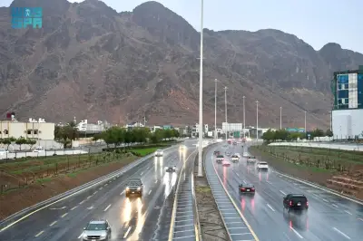 أمطار غزيرة تغمر أجزاء من المدينة المنورة وتتسبب في تشكيل سيول متدفقة