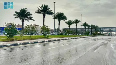 أمطار خفيفة إلى متوسطة تهطل على العاصمة المقدسة وتنعش الأجواء