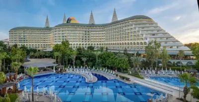 الحرب تقلب موسم السياحة شرق المتوسط: إلغاءات قياسية بقبرص وتراجع في تركيا واليونان