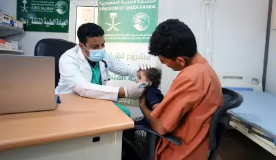 مركز الملك سلمان للإغاثة يواصل تقديم الخدمات الطبية في مخيمات حجة اليمنية