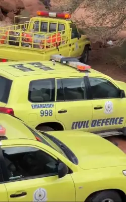 الدفاع المدني بحائل ينقذ شخصين محتجزين داخل مركبة جراء سيل جارٍ