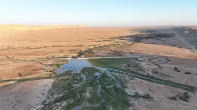 وادي الحريق شمال شقراء يرسم لوحات طبيعية آسرة تجذب المتنزهين وعشاق التصوير