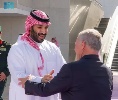 الملك عبدالله الثاني يغادر جدة بعد زيارة رسمية.. وولي العهد السعودي يودعه في المطار