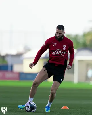 بنزيما يرقص على أنغام الموسيقى في تدريبات الهلال ويستقطب تفاعلاً جماهيرياً كبيراً