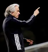 خُورْخِي جِيسُوس يَتَفَوَّقُ عَلَى بِيُولِي.. 30 انْتِصَارًا لِمُدَرِّبِ النَّصْرِ فِي مُوسِمٍ وَاحِدٍ