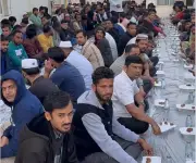 مواطن الخبر عبدالكريم اليحيى يواصل إفطار 300 صائم يوميًا في منزله منذ 20 عامًا