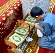 الطفل عمر الأسمري.. هِمَّة تطوعية تسبق العمر في خدمة المجتمع