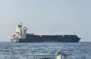 البحرية العمانية تنقذ طاقم سفينة مالطية تعرضت للقصف قرب مضيق هرمز