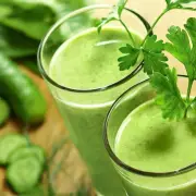 العصائر الخضراء: فوائد صحية مذهلة في تنقية الدم وتعزيز المناعة