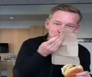 رئيس ماكدونالدز يبصق البرجر في فيديو ترويجي ويواجه موجة سخرية واسعة على وسائل التواصل