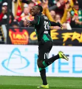 سعود عبدالحميد يفتتح سجله التهديفي في الدوري الفرنسي ويقود لانس للانتصار على ميتز