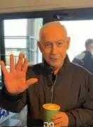 بفنجان قهوة وعدّ الأصابع.. نتنياهو يظهر في مقهى لتفنيد شائعات مقتله