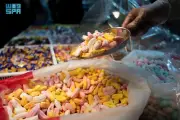حلوى العيد تنعش الأسواق السعودية وتضاعف حركة الشراء قبل أيام من العيد