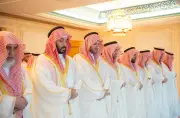 ولي العهد يؤدي صلاة عيد الفطر في المسجد الحرام مع جموع المصلين