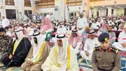 محافظ ينبع يؤدي صلاة عيد الفطر ويستقبل المهنئين في صالة الضيافة