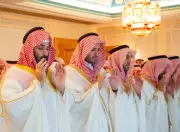 ولي العهد يؤدي صلاة عيد الفطر في المسجد الحرام وسط جموع المصلين