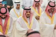 نائب أمير الرياض يؤدي صلاة الميت على حرم الشيخ سلطان بن سلمان بن حثلين في جامع الإمام تركي