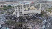 لقطات جوية تبرز جمال جامع الوالدين في تبوك وأجواء آمنة خلال صلاة عيد الفطر